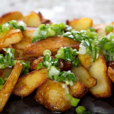 cartofi copti cu sos de usturoi verde